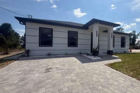 House in Lehigh Acres, Florida 3 bedrooms, 134.89 sq.m. № 2425314