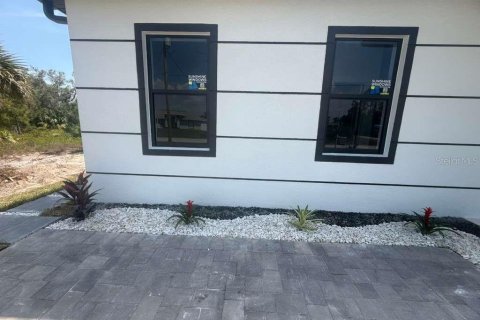 House in Lehigh Acres, Florida 3 bedrooms, 134.89 sq.m. № 2425314 - photo 15