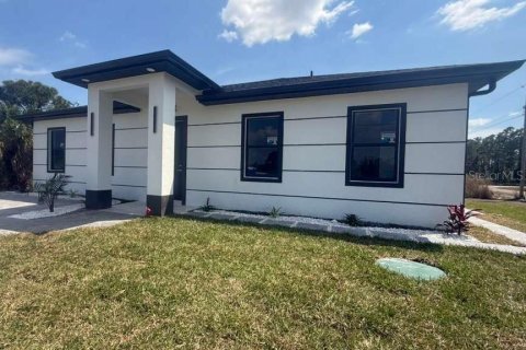 House in Lehigh Acres, Florida 3 bedrooms, 134.89 sq.m. № 2425314 - photo 9