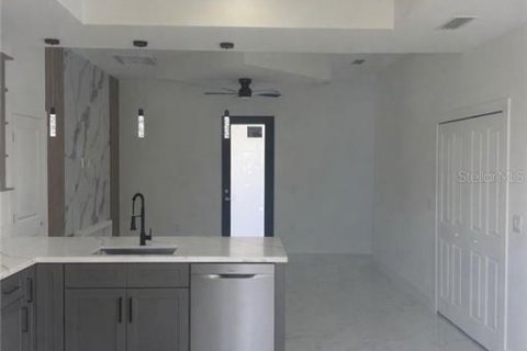 House in Lehigh Acres, Florida 3 bedrooms, 134.89 sq.m. № 2425314 - photo 6
