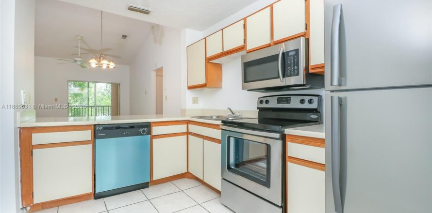 Condo in Miramar, Florida, 1 bedroom № 1889703