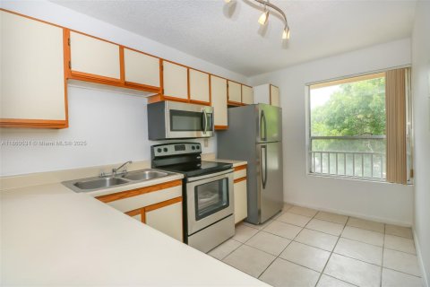 Condo in Miramar, Florida, 1 bedroom  № 1889703 - photo 4