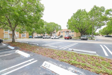 Condo in Miramar, Florida, 1 bedroom  № 1889703 - photo 24