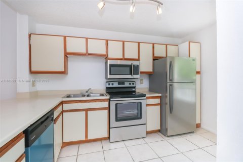 Condo in Miramar, Florida, 1 bedroom  № 1889703 - photo 3