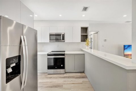 House in Fort Lauderdale, Florida 3 bedrooms, 111.02 sq.m. № 1954820 - photo 12