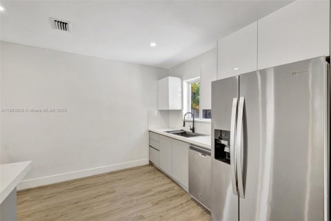 House in Fort Lauderdale, Florida 3 bedrooms, 111.02 sq.m. № 1954820 - photo 11