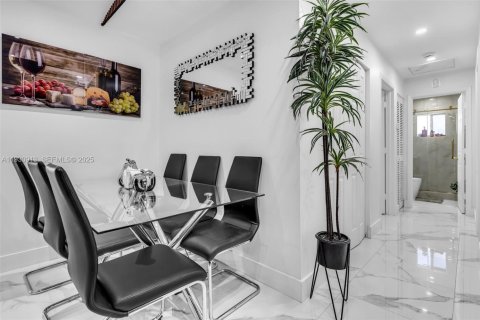 Снять в аренду виллу или дом в Майами, Флорида 3 спальни, 110.09м2, № 1989538 - фото 10