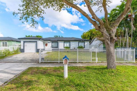 Снять в аренду виллу или дом в Майами, Флорида 3 спальни, 110.09м2, № 1989538 - фото 2