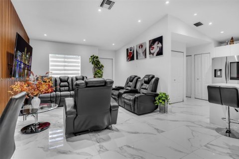 Снять в аренду виллу или дом в Майами, Флорида 3 спальни, 110.09м2, № 1989538 - фото 17