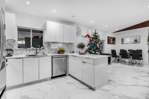 Снять в аренду виллу или дом в Майами, Флорида 3 спальни, 110.09м2, № 1989538 - фото 13