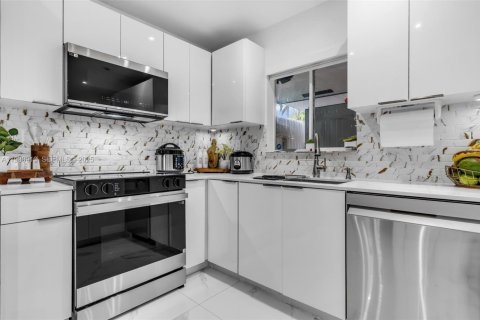 Снять в аренду виллу или дом в Майами, Флорида 3 спальни, 110.09м2, № 1989538 - фото 14