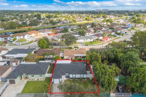 Снять в аренду виллу или дом в Майами, Флорида 3 спальни, 110.09м2, № 1989538 - фото 30