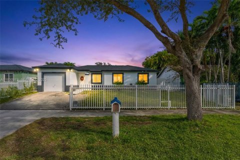 Снять в аренду виллу или дом в Майами, Флорида 3 спальни, 110.09м2, № 1989538 - фото 1