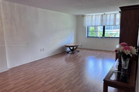 Condo in Miami, Florida, 2 bedrooms  № 1741382 - photo 22