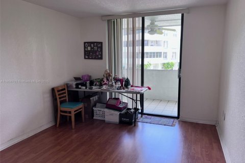 Condo in Miami, Florida, 2 bedrooms  № 1741382 - photo 20