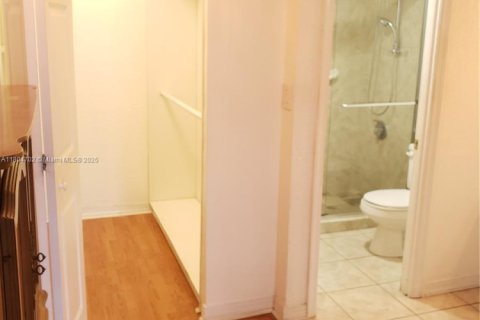 Condo in Miami, Florida, 2 bedrooms  № 1741382 - photo 2