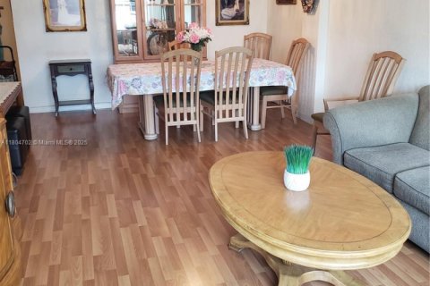 Condo in Miami, Florida, 2 bedrooms  № 1741382 - photo 1