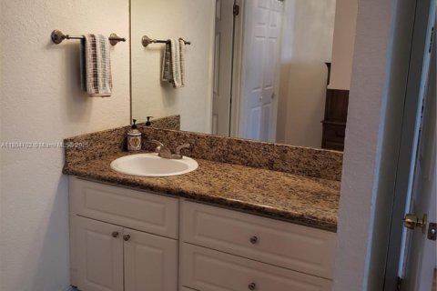 Condo in Miami, Florida, 2 bedrooms  № 1741382 - photo 12