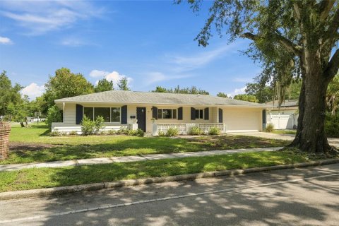House in Maitland, Florida 4 bedrooms, 185.06 sq.m. № 2364321