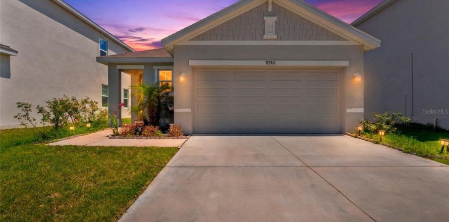 House in Wesley Chapel, Florida 3 bedrooms, 140.84 sq.m. № 2132417