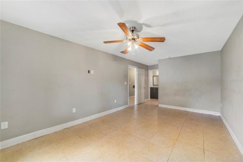 House in Tavares, Florida 4 bedrooms, 137.4 sq.m. № 1876190 - photo 5