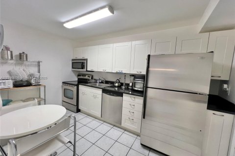 Condominio en alquiler en Surfside, Florida, 1 dormitorio, 78.78 m2 № 1962061 - foto 7