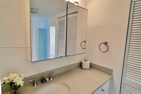 Condominio en alquiler en Surfside, Florida, 1 dormitorio, 78.78 m2 № 1962061 - foto 12