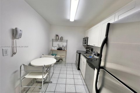 Condominio en alquiler en Surfside, Florida, 1 dormitorio, 78.78 m2 № 1962061 - foto 8