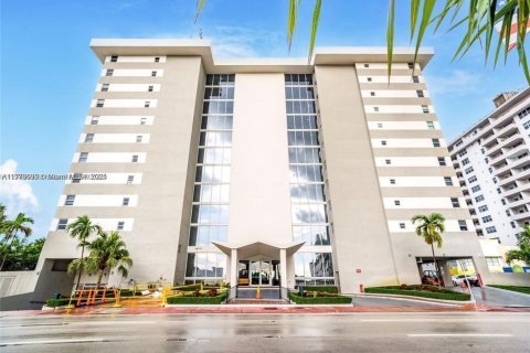 Condominio en alquiler en Surfside, Florida, 1 dormitorio, 78.78 m2 № 1962061 - foto 15