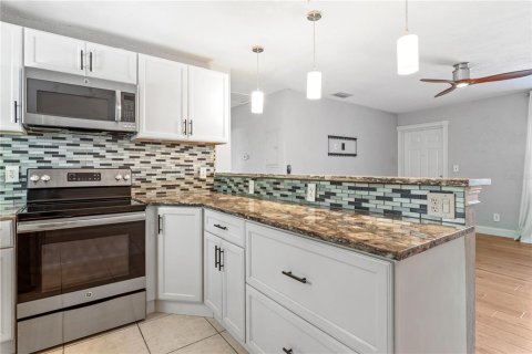 Commercial property in Saint Petersburg, Florida 7 bedrooms, 300.26 sq.m. № 2201076 - photo 6
