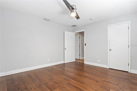 Commercial property in Saint Petersburg, Florida 7 bedrooms, 300.26 sq.m. № 2201076 - photo 11