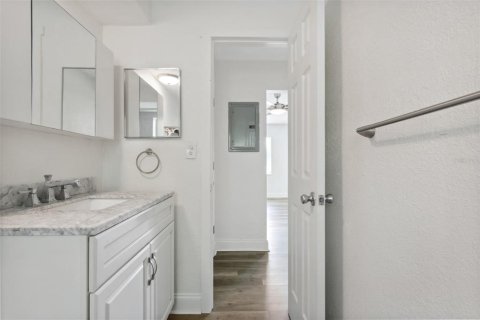 Commercial property in Saint Petersburg, Florida 7 bedrooms, 300.26 sq.m. № 2201076 - photo 27