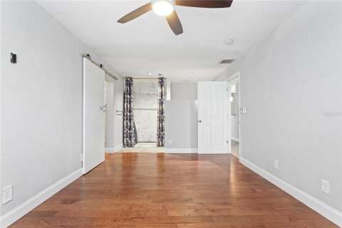 Commercial property in Saint Petersburg, Florida 7 bedrooms, 300.26 sq.m. № 2201076 - photo 12