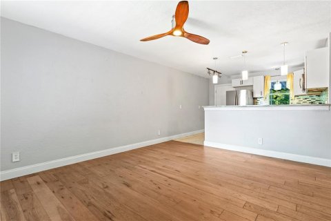 Commercial property in Saint Petersburg, Florida 7 bedrooms, 300.26 sq.m. № 2201076 - photo 9