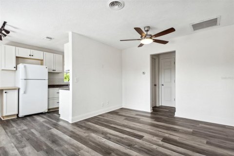 Commercial property in Saint Petersburg, Florida 7 bedrooms, 300.26 sq.m. № 2201076 - photo 23