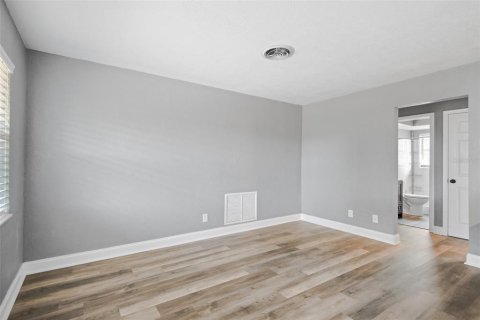Commercial property in Saint Petersburg, Florida 7 bedrooms, 300.26 sq.m. № 2201076 - photo 29