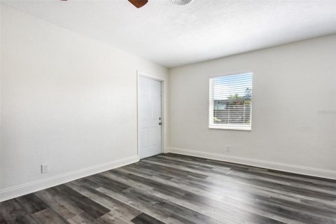 Commercial property in Saint Petersburg, Florida 7 bedrooms, 300.26 sq.m. № 2201076 - photo 21