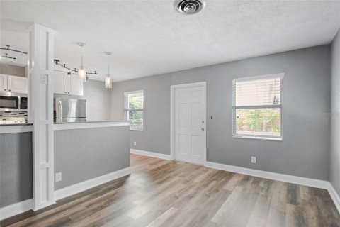 Commercial property in Saint Petersburg, Florida 7 bedrooms, 300.26 sq.m. № 2201076 - photo 30