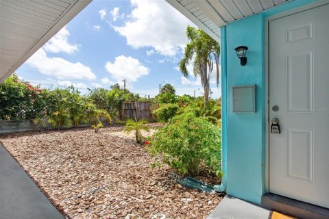Commercial property in Saint Petersburg, Florida 7 bedrooms, 300.26 sq.m. № 2201076 - photo 4