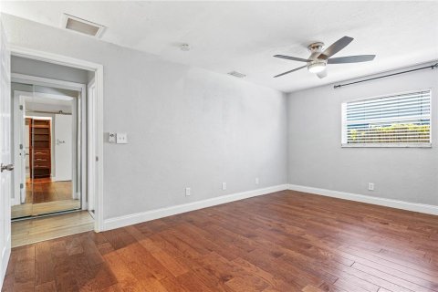 Commercial property in Saint Petersburg, Florida 7 bedrooms, 300.26 sq.m. № 2201076 - photo 13