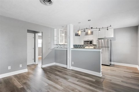 Commercial property in Saint Petersburg, Florida 7 bedrooms, 300.26 sq.m. № 2201076 - photo 28