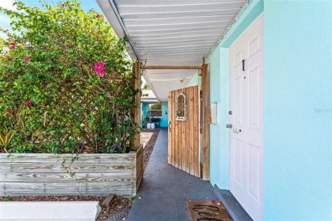 Commercial property in Saint Petersburg, Florida 7 bedrooms, 300.26 sq.m. № 2201076 - photo 2