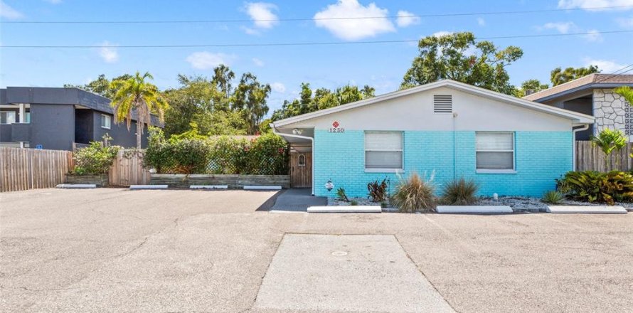 Commercial property in Saint Petersburg, Florida 7 bedrooms, 300.26 sq.m. № 2201076