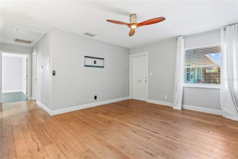 Commercial property in Saint Petersburg, Florida 7 bedrooms, 300.26 sq.m. № 2201076 - photo 10
