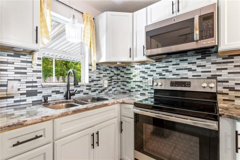 Commercial property in Saint Petersburg, Florida 7 bedrooms, 300.26 sq.m. № 2201076 - photo 7
