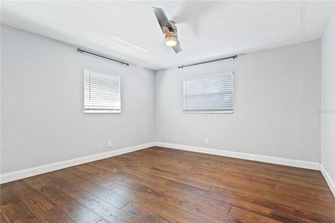 Commercial property in Saint Petersburg, Florida 7 bedrooms, 300.26 sq.m. № 2201076 - photo 15