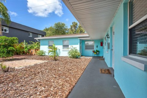 Commercial property in Saint Petersburg, Florida 7 bedrooms, 300.26 sq.m. № 2201076 - photo 3