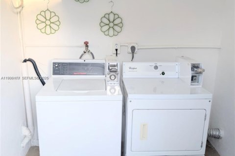 House in Hollywood, Florida 175.21 sq.m. № 2067448 - photo 13