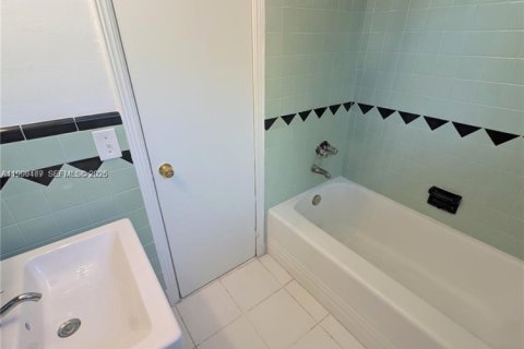 House in Hollywood, Florida 175.21 sq.m. № 2067448 - photo 11