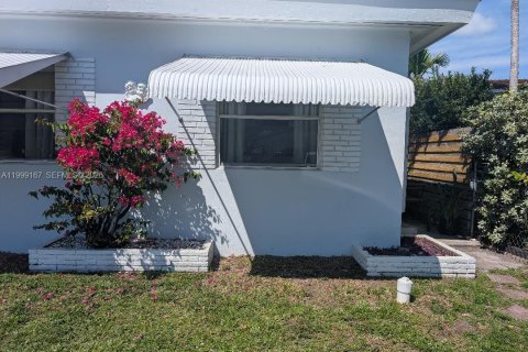 House in Hollywood, Florida 175.21 sq.m. № 2067448 - photo 2